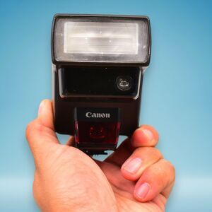 Canon Speedlite 300EZ  Flash for  Canon Elan, 650, EOS1000, Elan 7, AE1 W/ Case
